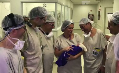 Arritje në Greqi, lind një bebe nga tre persona