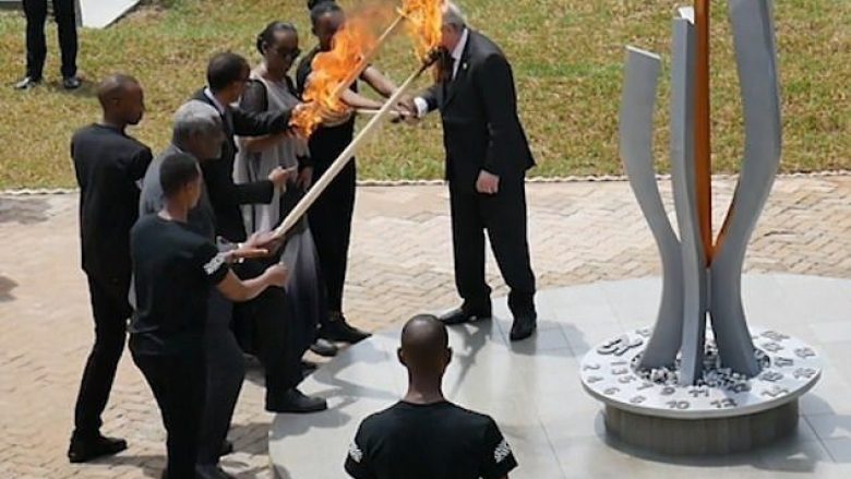 Jean-Claude Juncker për pak sa nuk “ia djeg” flokët dhe fytyrën, Zonjës së Parë të Ruandës (Video)