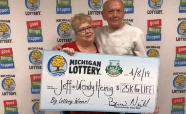 Pasi e hodhi në koshin e mbeturinave, burri rimerr biletën e lotarisë dhe bëhet milioner