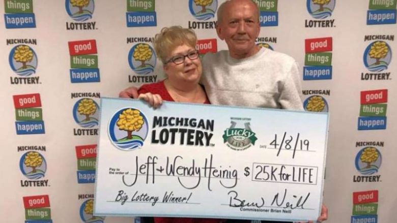 Pasi e hodhi në koshin e mbeturinave, burri rimerr biletën e lotarisë dhe bëhet milioner