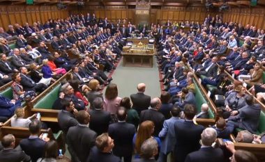 Demonstruesit gjysmë lakuriq futen në parlamentin britanik, ndërpresin seancën ku po debatohej për Brexit-in (Video)