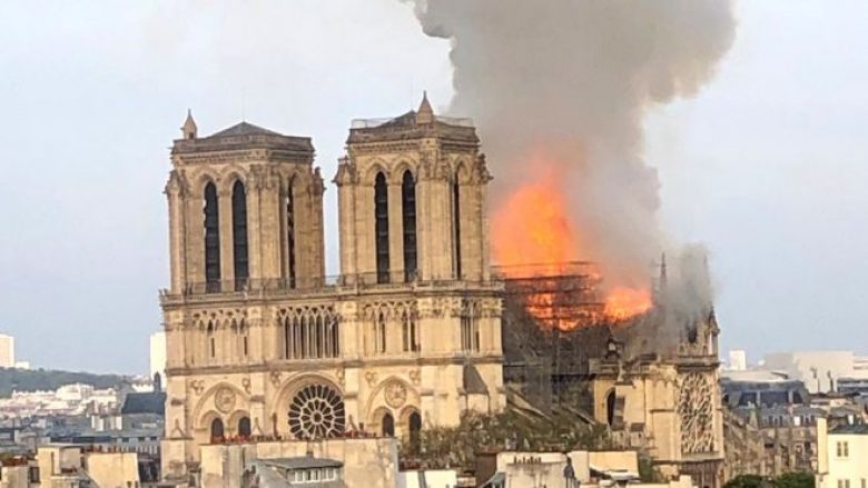 Katedralja Notre Dame kaplohet nga zjarri (Video)