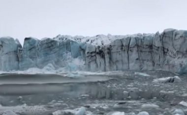 “Cunami i akullt” – turistët filluan të ikin kur copat e akullin u shkëputën dhe krijuan dallgë të mëdha në Islandë (Video)
