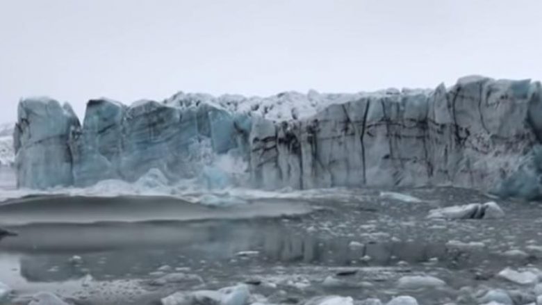 “Cunami i akullt” – turistët filluan të ikin kur copat e akullin u shkëputën dhe krijuan dallgë të mëdha në Islandë (Video)