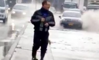 Po raportonte live për dëmet e stuhisë, vetura e bën “qull” gazetarin kolumbian (Video)