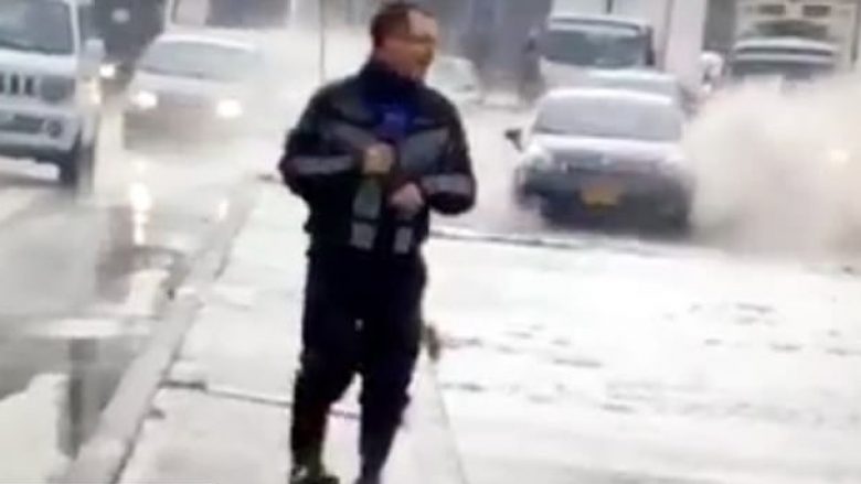 Po raportonte live për dëmet e stuhisë, vetura e bën “qull” gazetarin kolumbian (Video)