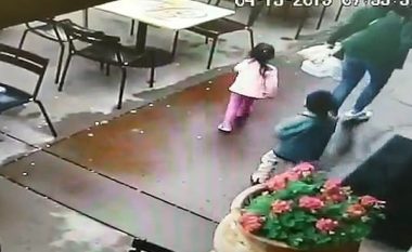 Shoferja humb kontrollin mbi timonin, përplaset në një restorant – e ëma me dy fëmijët që ishin afër mezi i shpëtojnë goditjes (Video)