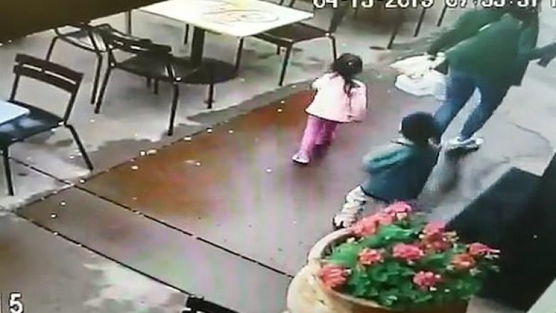 Shoferja humb kontrollin mbi timonin, përplaset në një restorant – e ëma me dy fëmijët që ishin afër mezi i shpëtojnë goditjes (Video)