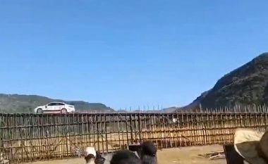 Kinezi kalon lumin me veturë, fluturon 76 metra (Video)