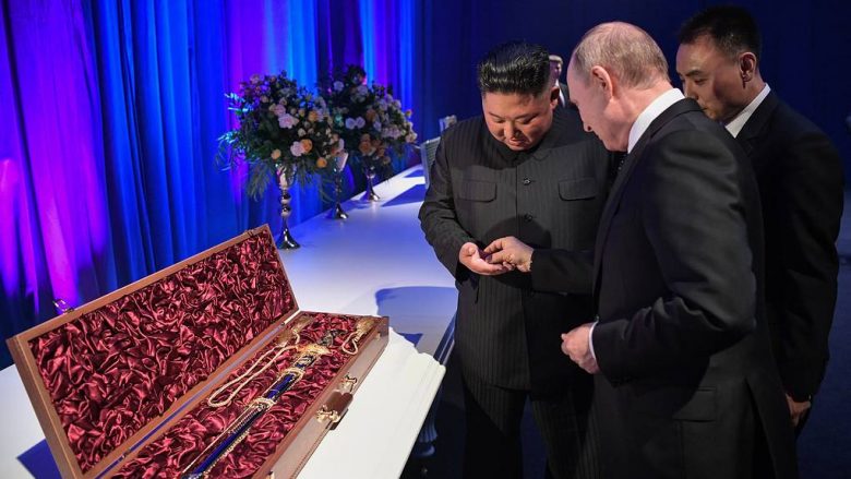 Vladimir Putin dhe Kim Jong-un shkëmbejnë dhurata (Video)