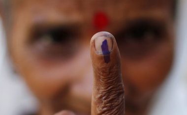 Voton partinë e gabuar, indiani këput gishtin nga mllefi (Foto)