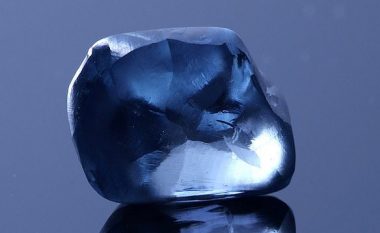 Gjendet diamanti me ngjyrë të kaltër, mund të jetë më i shtrenjti në botë (Foto)