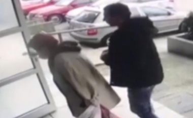 Ndodh edhe kjo, hajni ia vjedh gruas së moshuar në Sarajevë vathët nga veshët (Video)