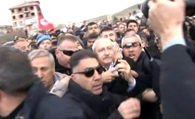 Sulmohet fizikisht lideri i opozitës në Turqi (Video)