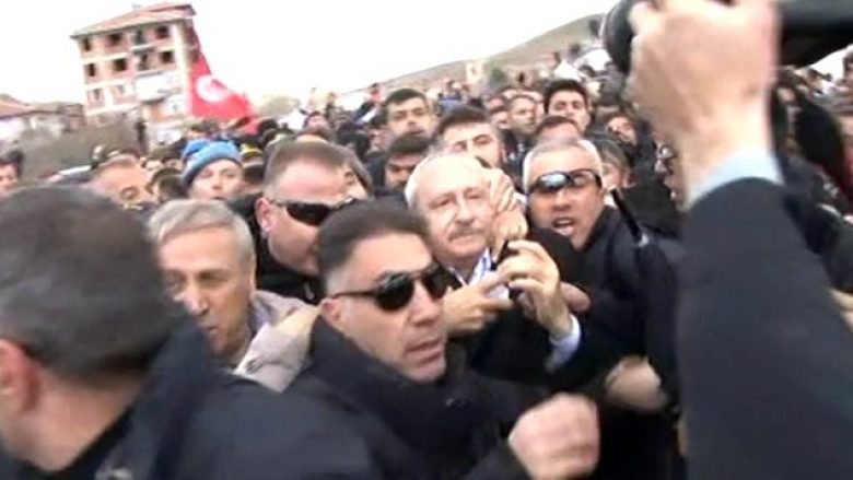 Sulmohet fizikisht lideri i opozitës në Turqi (Video)