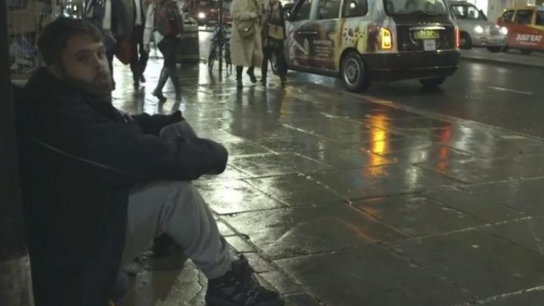 Rrëfimi i pasanikut që mësoi leksionin e jetës: Përqeshte të pastrehët – vendosi t’i kalojë tri net në rrugë – për pak sa nuk e pagoi me jetë (Foto/Video)