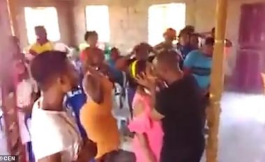 Pastori puth vajzën e re para syve të partnerit të saj, e bën për “ta pastruar nga demonët” (Video)