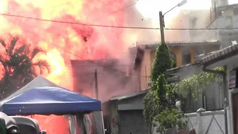 Shri Lanka, momenti kur shpërthen furgoni dhe gjithçka përreth shkatërrohet (Video)