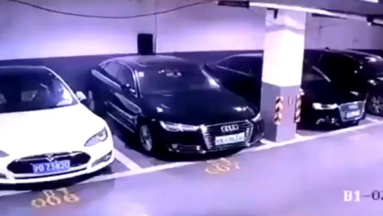 Kamerat e sigurisë filmojnë momentin kur vetura elektrike Tesla, shpërthen në një parking në Kinë (Video)