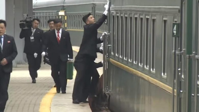 Truprojat e Kim Jong-Un sërish në qendër të vëmendjes, pastrojnë trenin në lëvizje para se të dilte lideri i Koresë së Veriut (Video)