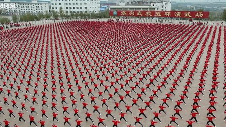 Lëvizjet e sinkronizuara të mijëra studentëve që ushtrojnë Kung Fu, pamje të filmuara nga ajri (Video)
