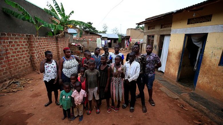 Vuan nga një çrregullim i rrallë, nuk mund të mbetet shtatzënë me një fëmijë – gruaja nga Uganda ka 6 binjakë, 4 trinjakë dhe 5 katërnjakë (Foto)