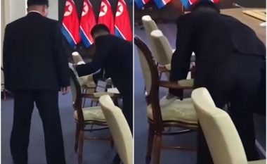 Truprojat e Kim Jong-un përkujdesen për gjithçka - pastrojnë me lecka e alkool karrigen para se të ulet shefi i tyre (Video)