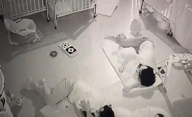 Edukatoren tajvaneze e zë gjumi mbi foshnjën 11-muajshe, e ngufat për vdekje (Video, +18)