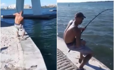“Orvatet” për katër minuta për ta kapur peshkun gjigant – peshkatari në fund u fotografua me të dhe e riktheu në ujë (Video)