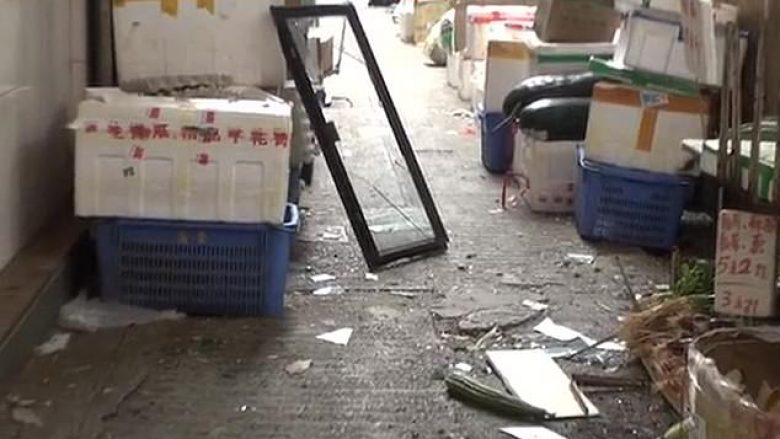Bie dritarja nga kati i shtatë i një ndërtese, përfundon mbi kokën e dy pensionistëve kinezë – shpëtojnë mrekullisht (Video, +18)