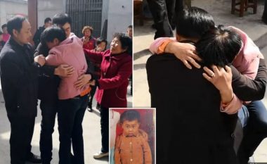 E kishin rrëmbyer 21 vite më parë nga një trafikant, momenti emocionues kur 29-vjeçari nga Kina ribashkohet me prindërit (Video)