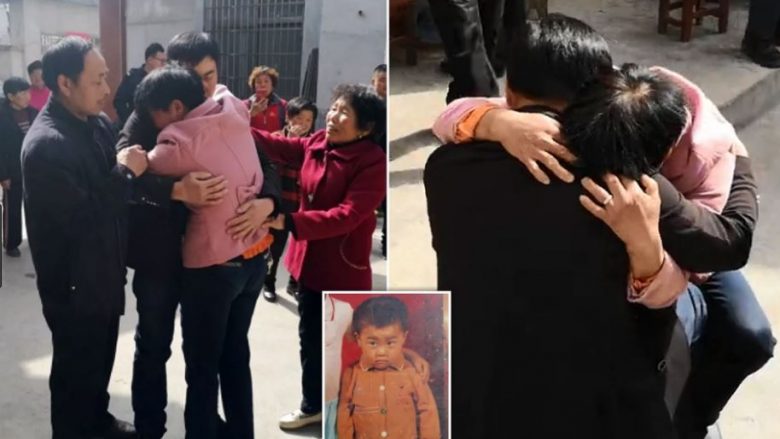 E kishin rrëmbyer 21 vite më parë nga një trafikant, momenti emocionues kur 29-vjeçari nga Kina ribashkohet me prindërit (Video)