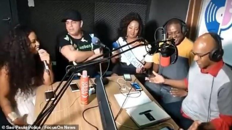 Plaçkitësit e armatosur futen në një radio në Brazil, ua vjedhin telefonat prezantuesit dhe të ftuarve – gjithçka transmetohet live në Facebook (Video)