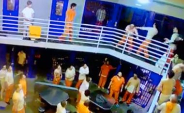 Rrahje masive në një burg në SHBA, mbi 50 të burgosur shkëmbejnë grushta e shqelma – gardianët mezi arrijnë të vënë nën kontroll situatën (Video, +18)