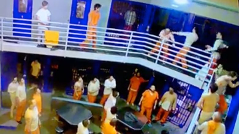 Rrahje masive në një burg në SHBA, mbi 50 të burgosur shkëmbejnë grushta e shqelma – gardianët mezi arrijnë të vënë nën kontroll situatën (Video, +18)