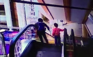 Po zbriste shkallëve elektrike së bashku me fëmijët, kinezes i rrëshqet aksidentalisht nga dora foshnjë katërmuajshe – bie për vdekje (Video, +16)