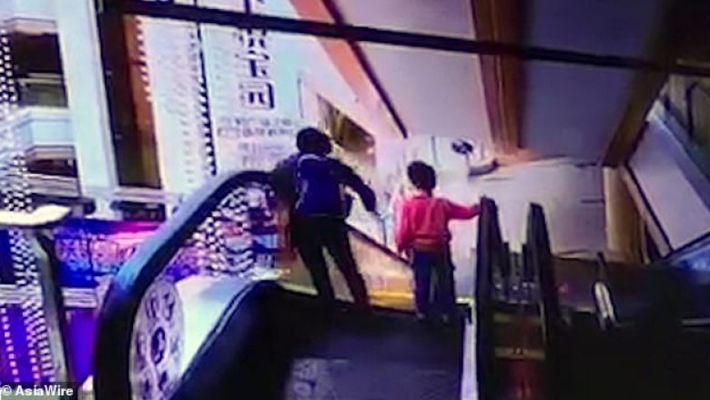 Po zbriste shkallëve elektrike së bashku me fëmijët, kinezes i rrëshqet aksidentalisht nga dora foshnjë katërmuajshe – bie për vdekje (Video, +16)