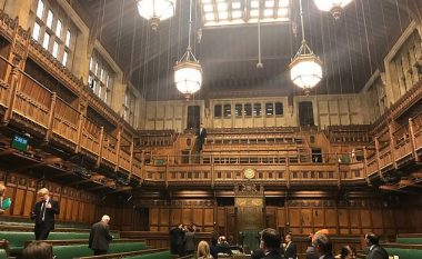 Çatia e parlamentit britanik pikon, deputetët detyrohen ta ndërprenë debatin për Brexit-in (Video)