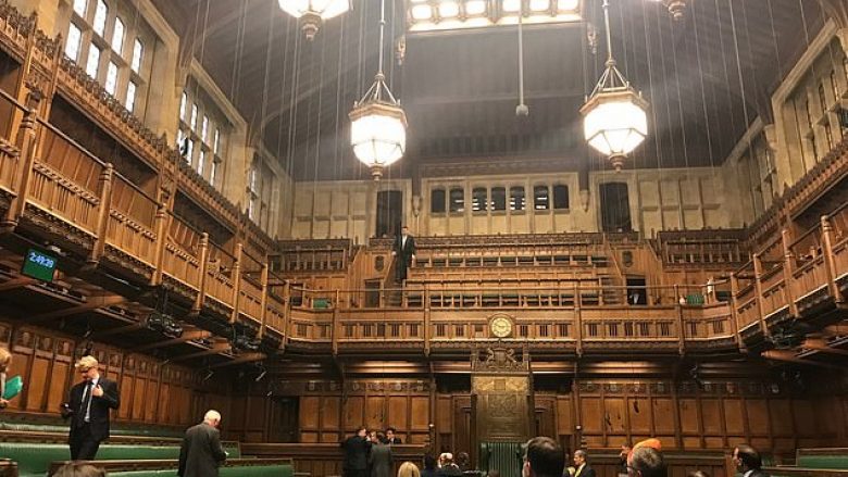 Çatia e parlamentit britanik pikon, deputetët detyrohen ta ndërprenë debatin për Brexit-in (Video)
