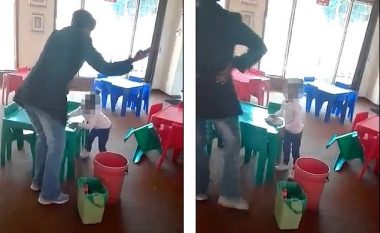 Afrika e Jugut, edukatorja filmohet duke detyruar vajzën e vogël ta pastroj vendin ku kishte vjell – prindërit reagojnë ashpër (Video)