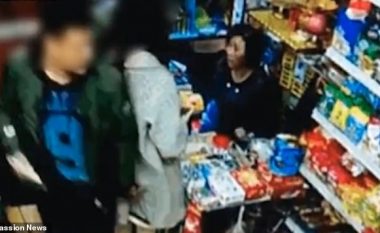 Ia prekë të pasmet vajzës në market, ajo me shoqen reagojnë ashpër – kinezi i bënë për spital (Video, +16)