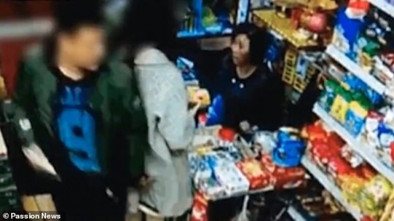 Ia prekë të pasmet vajzës në market, ajo me shoqen reagojnë ashpër – kinezi i bënë për spital (Video, +16)
