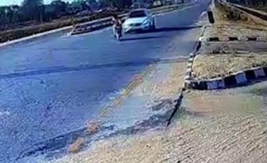 Çifti indian goditen nga pas nga një veturë që i fut nën rrota dhe i tërheq zvarrë për disa metra – shpëtojnë mrekullisht (Video, +18)