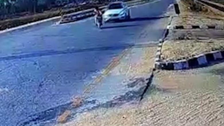 Çifti indian goditen nga pas nga një veturë që i fut nën rrota dhe i tërheq zvarrë për disa metra – shpëtojnë mrekullisht (Video, +18)