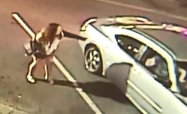 Ia ngul thikën në bark vajzës, kamerat e sigurisë filmojnë momentin rrëqethës – policia amerikane vihet në kërkim të autorit (Video, +18)
