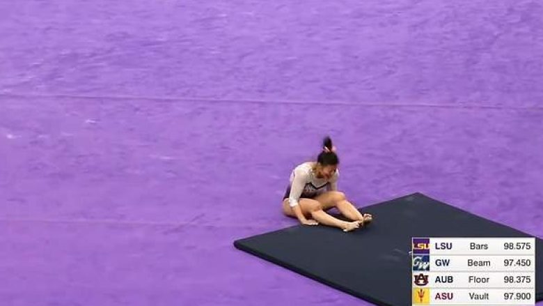 Gjimnastja thyen të dy këmbët gjatë garës (Video, +18)