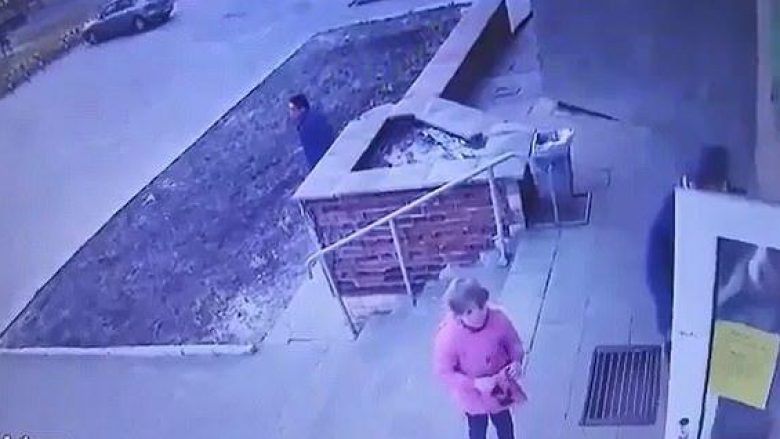 Filmohet duke hedhur shkallëve të marketit bijën 6-vjeçare, ukrainasi përfundon në pranga të policisë (Video, +18)