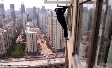 Tentoi t’i shmanget policisë kinezë, i dyshuari për vjedhje qëndron i varur jashtë dritares së katit të 22-të  (Video)