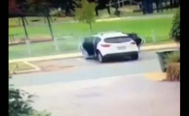 Nëna arrin t’i nxjerr fëmijët nga vetura, pak sekonda para se të shpërthente dhe të përfshihej nga zjarri (Video)