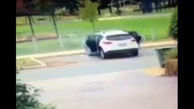 Nëna arrin t’i nxjerr fëmijët nga vetura, pak sekonda para se të shpërthente dhe të përfshihej nga zjarri (Video)